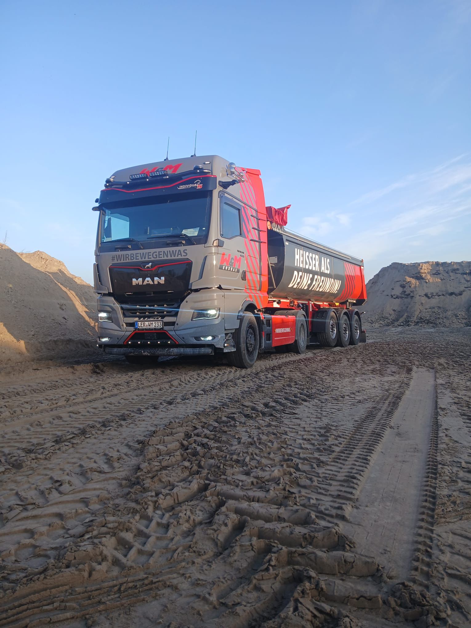 W&M Tiefladerzug unterwegs